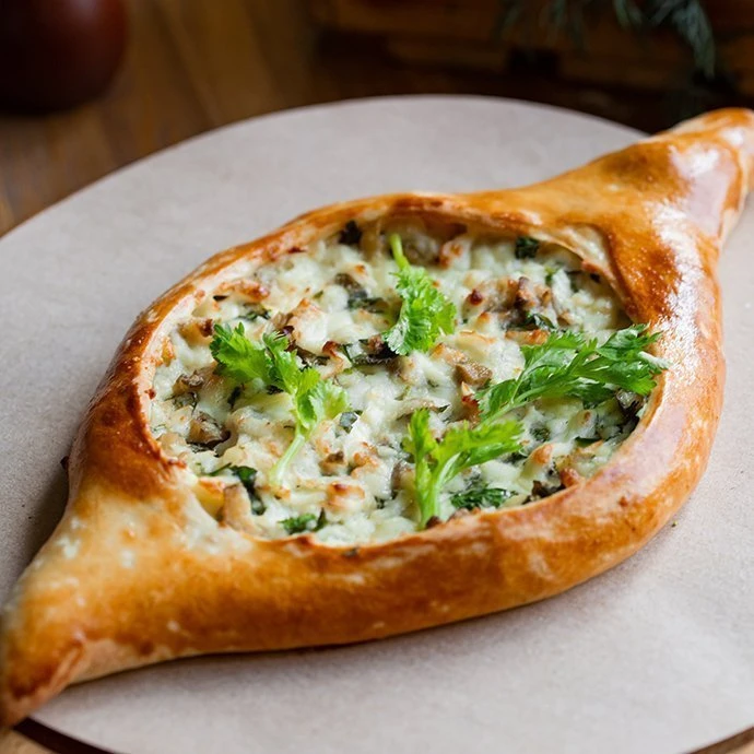 Хачапури Аджарский с куриным филе и грибами