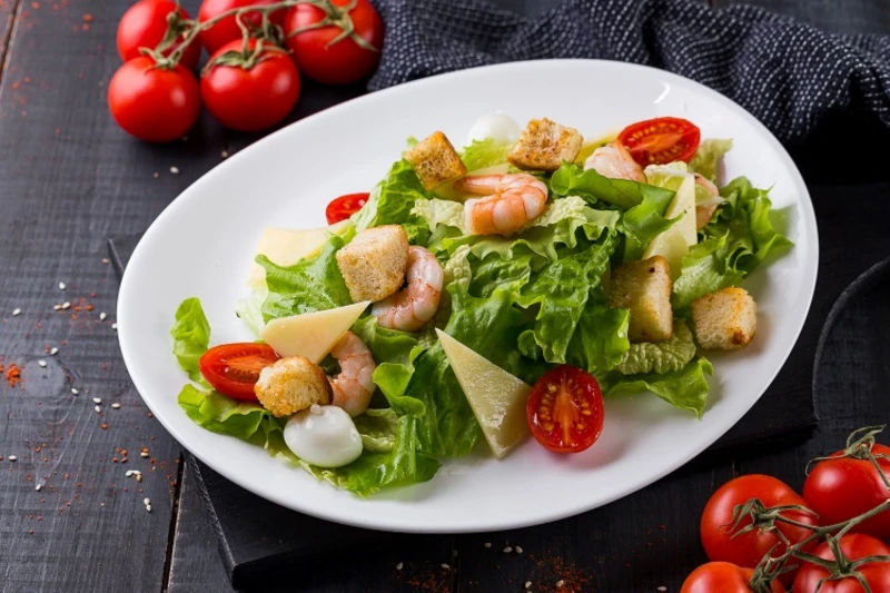 Салат Цезарь с креветками