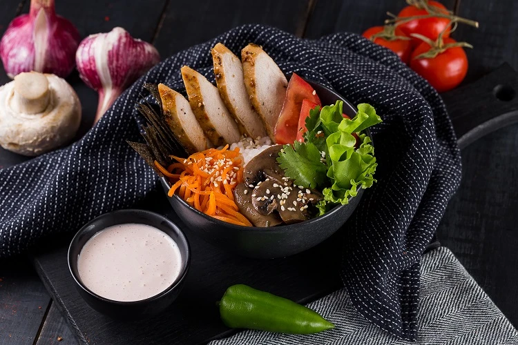 Боул с куриным филе и грибами