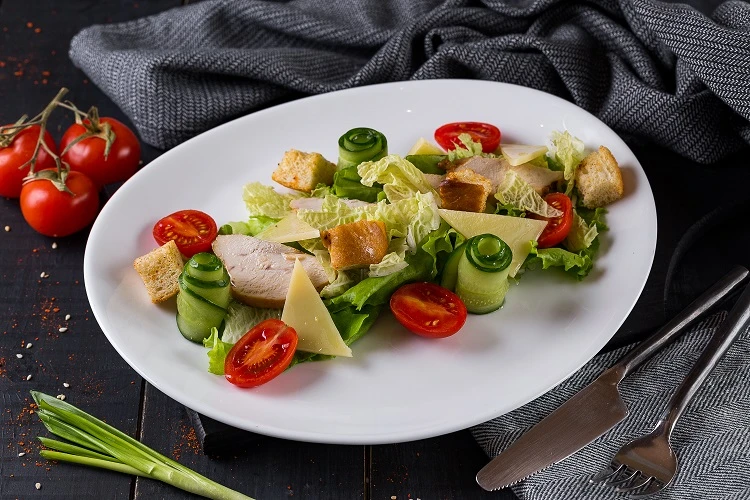 Салат Цезарь с куриным филе