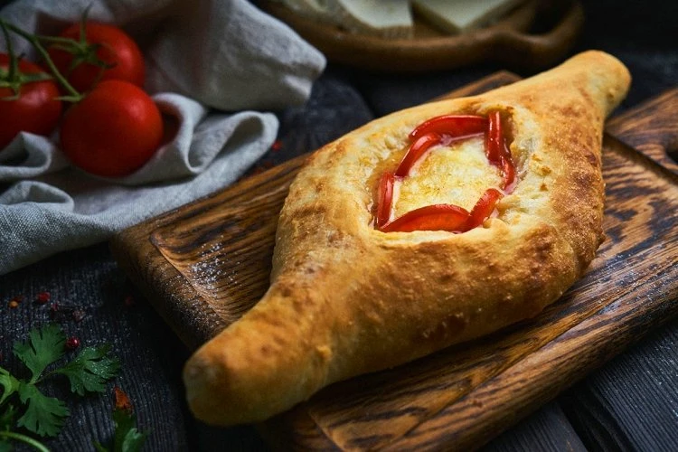 Хачапури Аджарский с пепперони и помидором