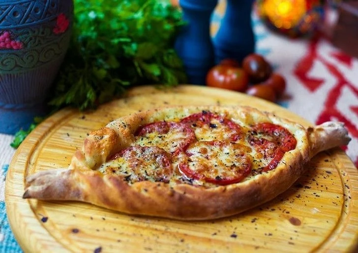 Хачапури с помидором и бастурмой