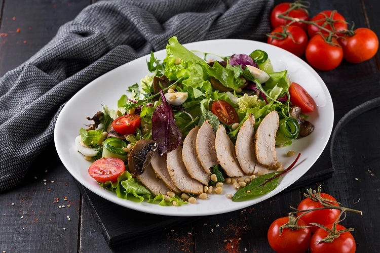 Салат с куриным филе и грибами