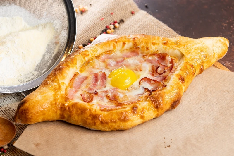 Хачапури Аджарский с беконом и яйцом