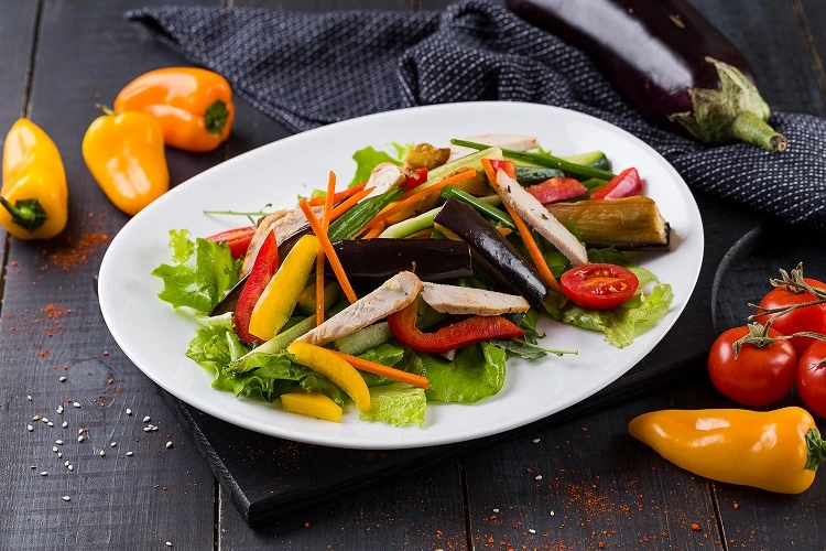 Салат с овощами и куриным филе в масляной заправке