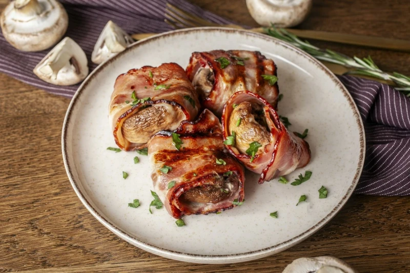 Шампиньоны в беконе