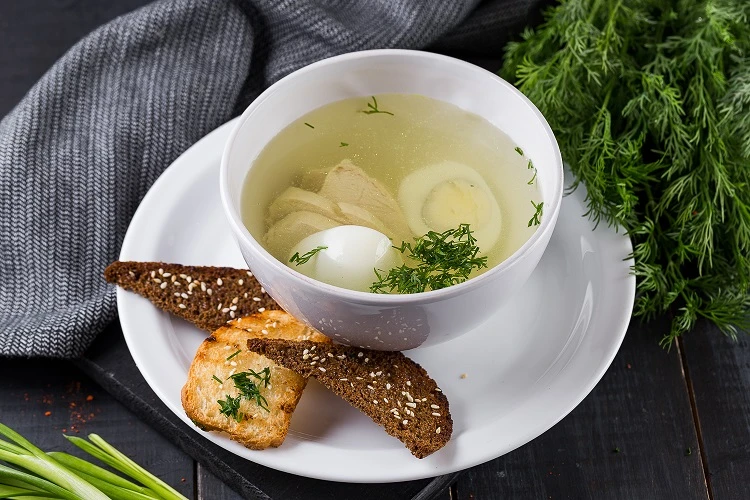 Куриный бульон с яйцом