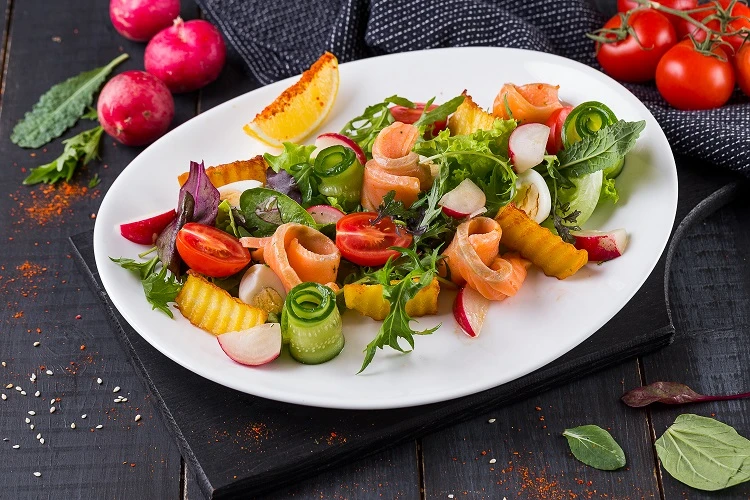 Салат с семгой и овощами