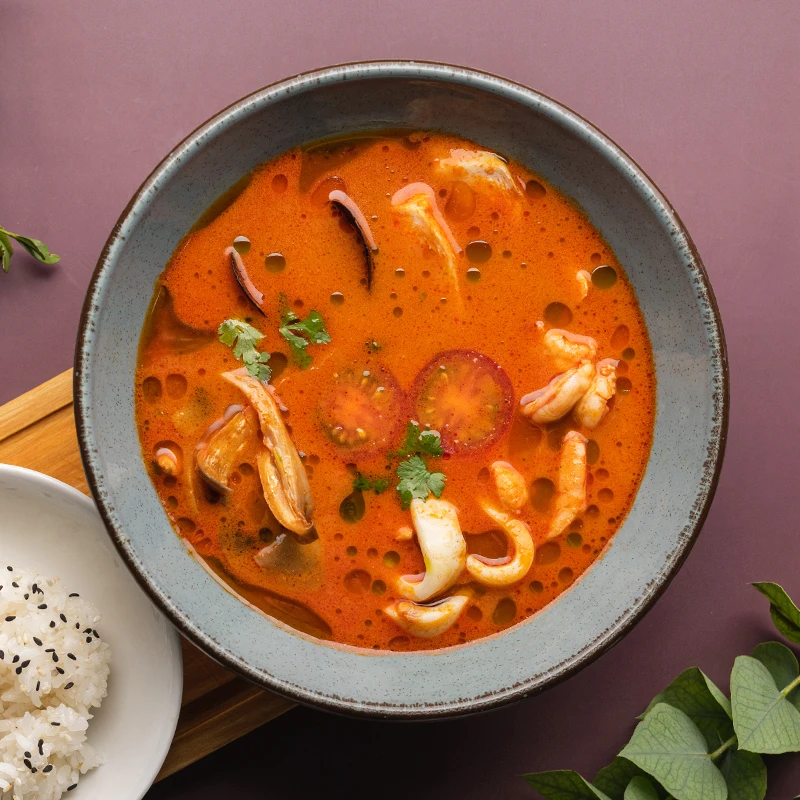 Том Ям с морепродуктами и курицей