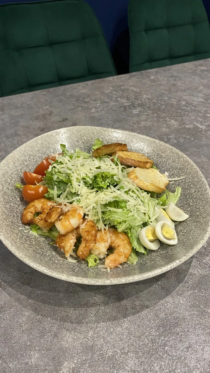 САЛАТ ЦЕЗАРЬ С КРЕВЕТКАМИ