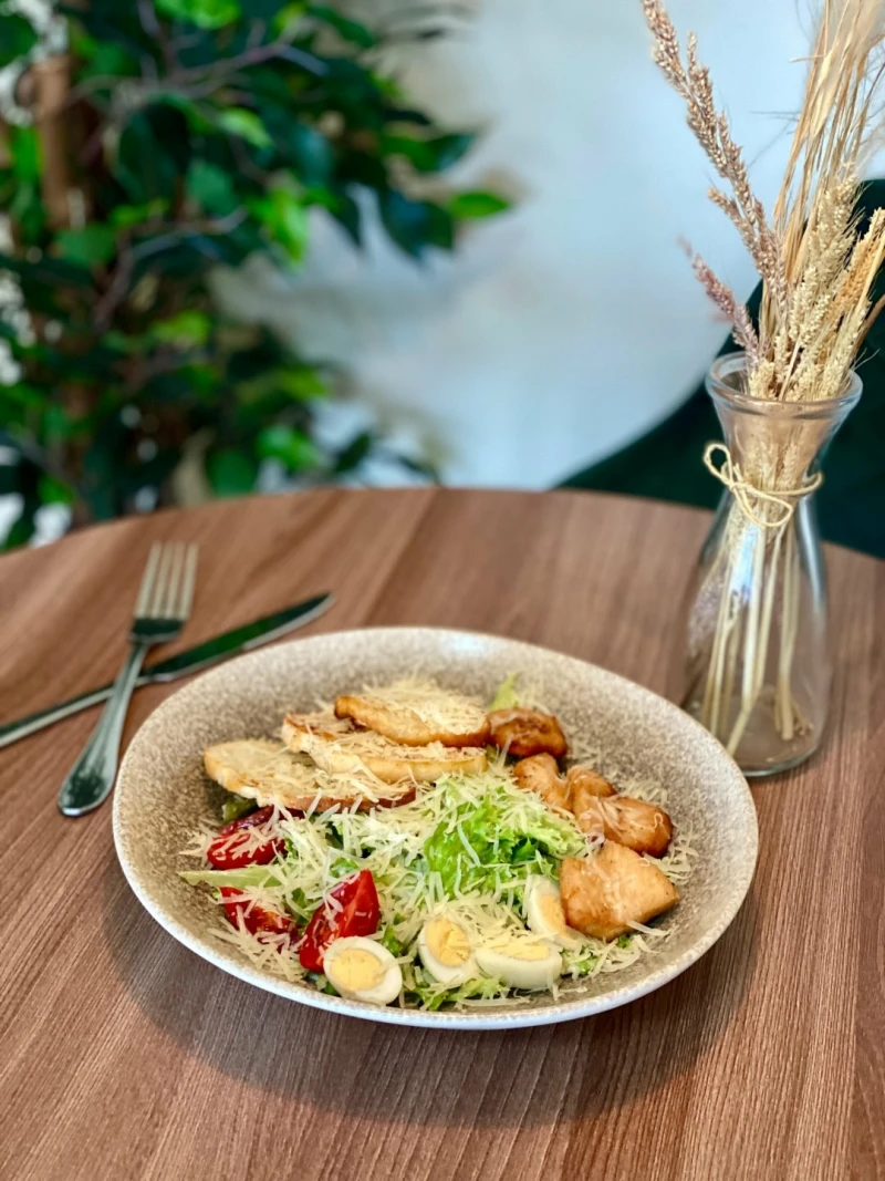 САЛАТ ЦЕЗАРЬ С КУРИЦЕЙ