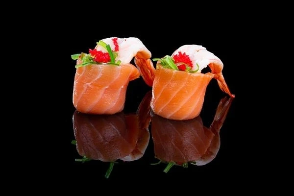 Гункан по королевски с лососем