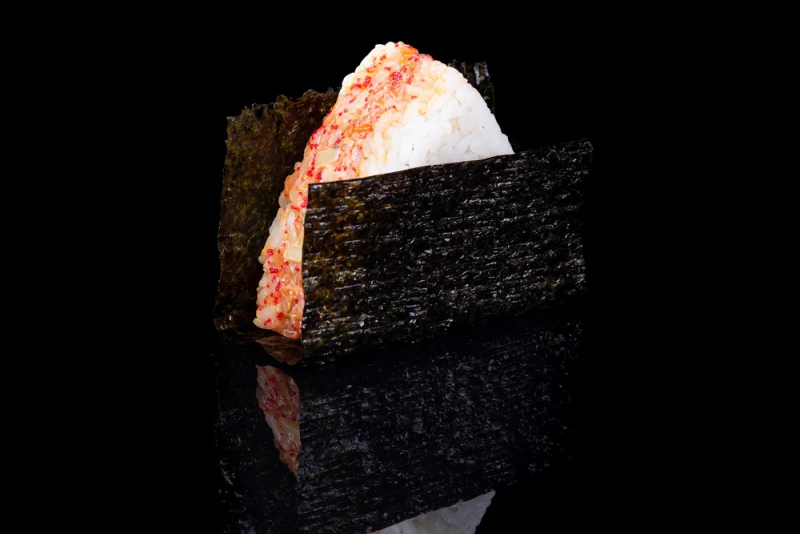 Онигири с лососем