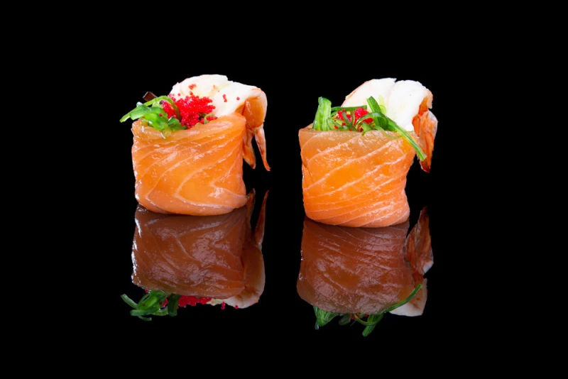 Гункан по королевски с лососем