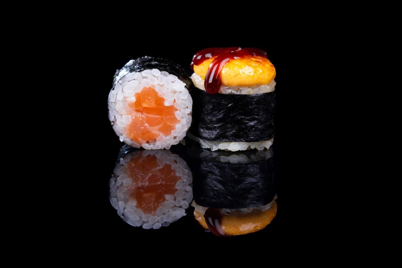 Запеченные мини роллы с лососем