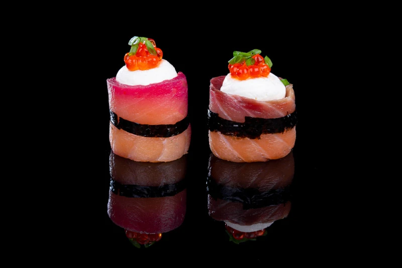 Гункан по королевки с лососем гравлакс