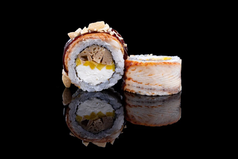 Ролл угорь с манго