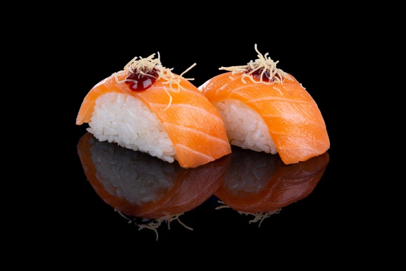 Суши с лососем