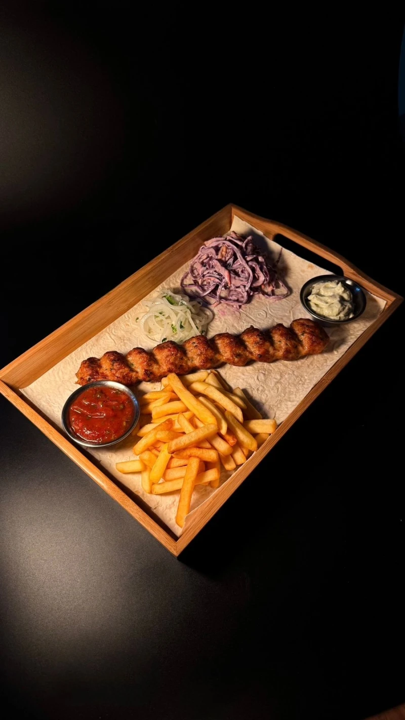 Порции с люля-кебаб из курицы