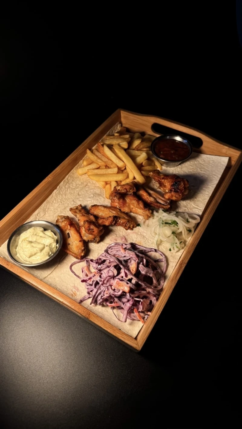 Порции с шашлыком из куриных крыльев