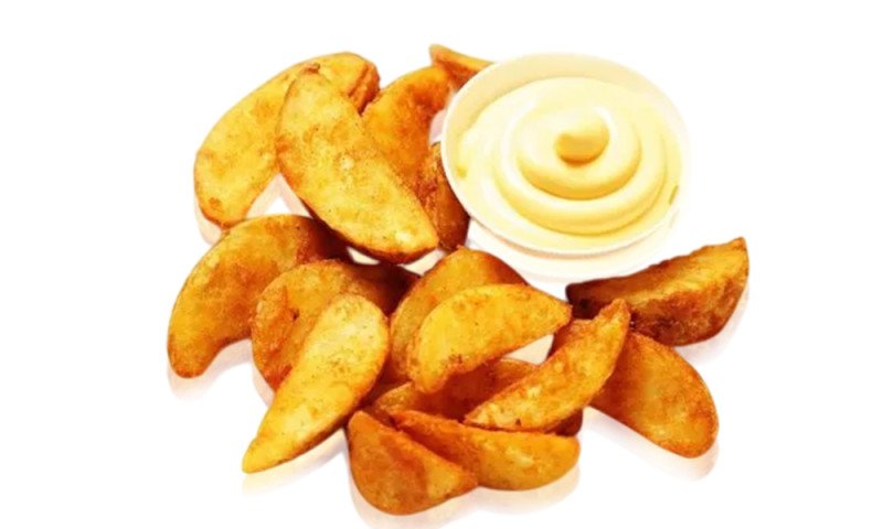 Картофель по-деревенски с сырным соусом