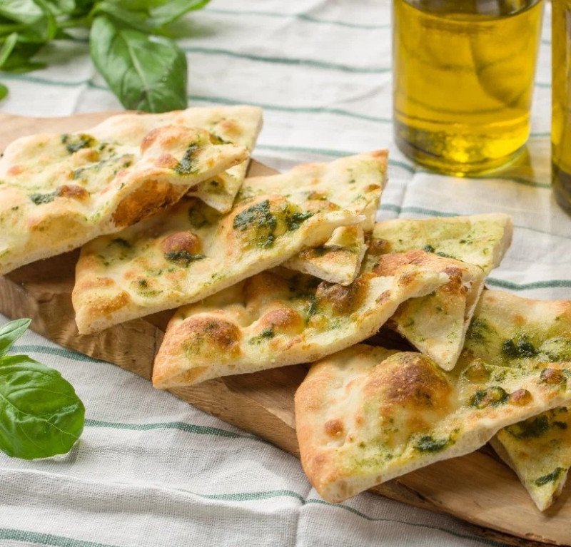 Фокачча песто с чесночным соусом