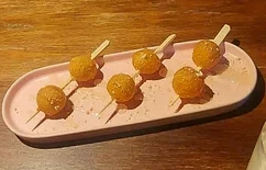 Сырные шарики с медом и кешью