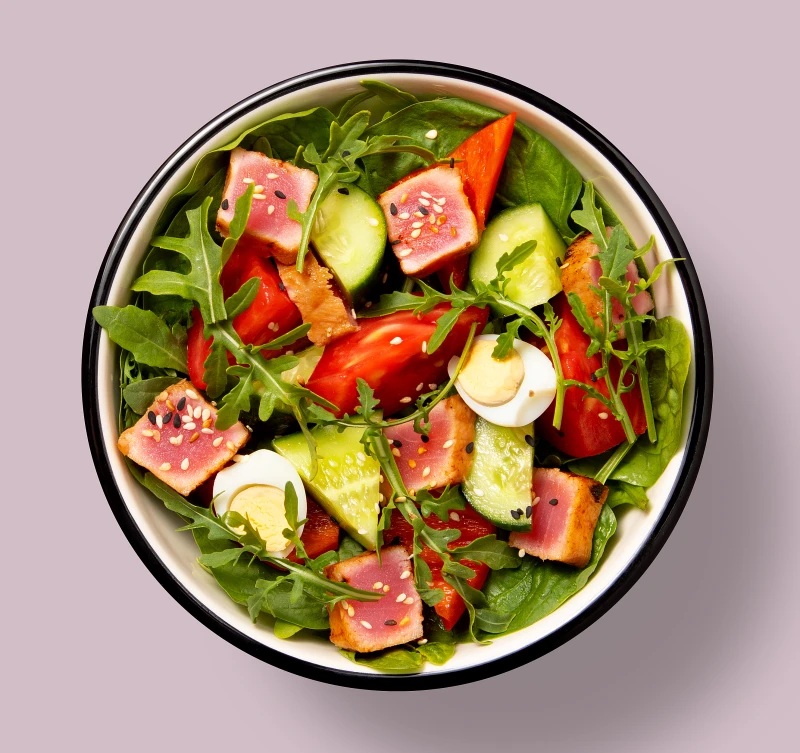 САЛАТ С ОБЖАРЕННЫМ ТУНЦОМ 