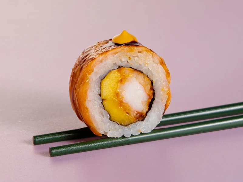 ОПАЛЁННЫЙ ЛОСОСЬ С КРЕВЕТКОЙ И МАНГО