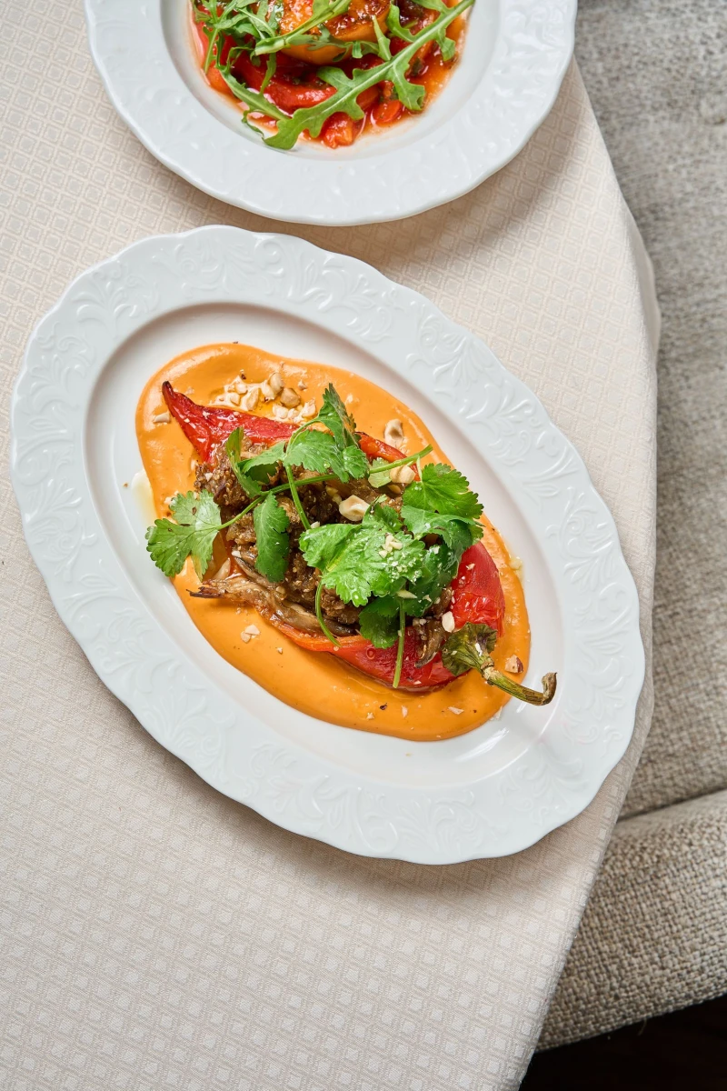 Перец рамиро с грибами, киноа и соусом ромеско