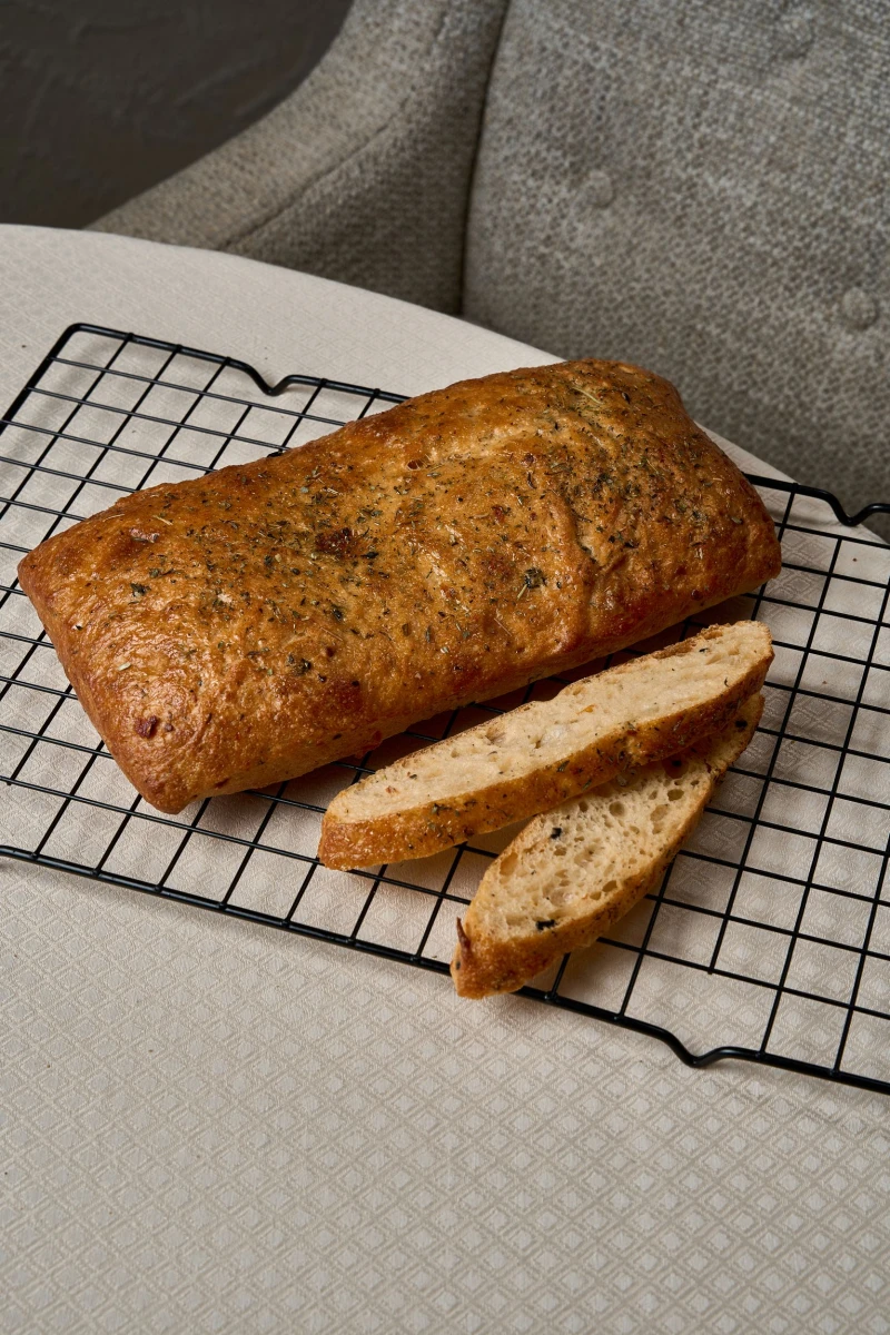 Фокачча с маслинами и вяленными томатами  