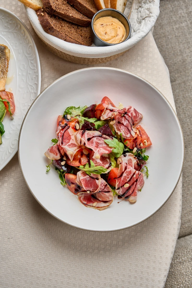 Со свеклой и сыровяленной свининой 