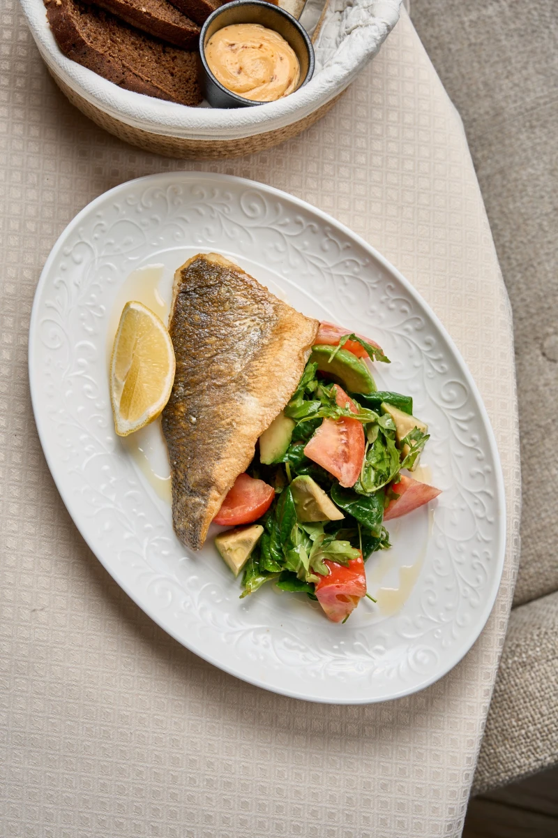 Сибас с томатами и авокадо