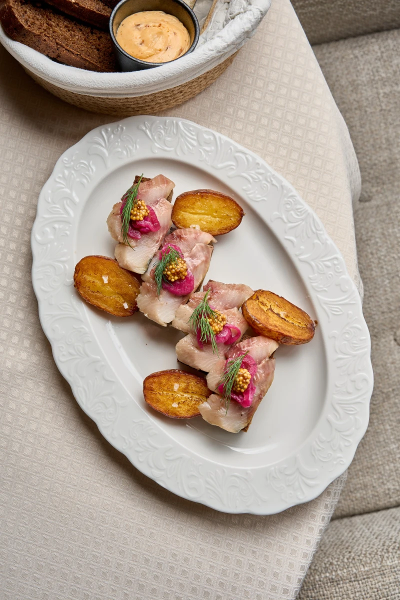 Сельдь на тостах