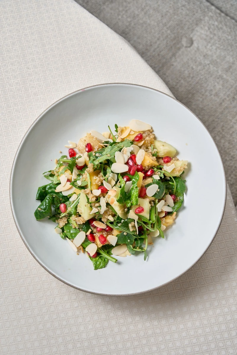 Салат с манго и киноа 