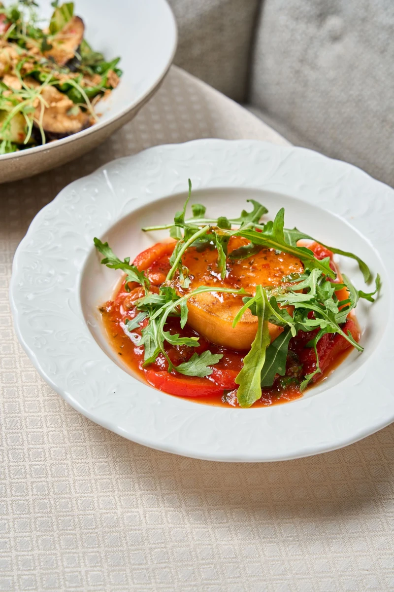 Стейк из батата с печеным перцем и копченой грушей 