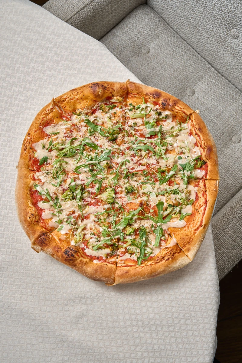 Пицца с брокколи и ореховым соусрм 