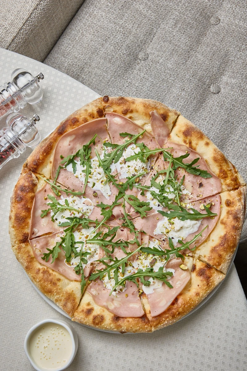 С мортаделлой и фисташками 