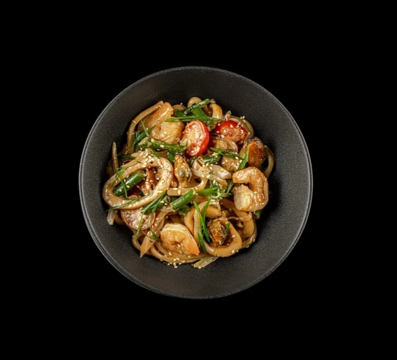 Удон с морепродуктами  в сливочно трюфельном соусе 