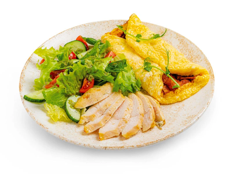 Омлет с салатом и курицей