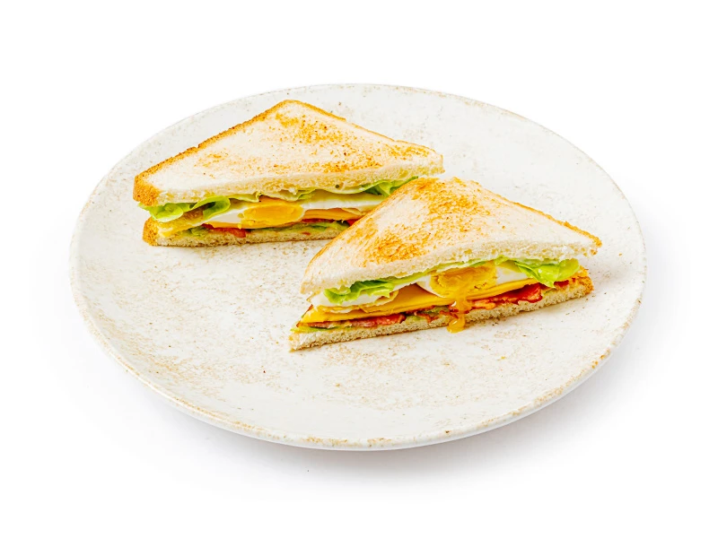 Сэндвич с грудинкой и жареным яйцом