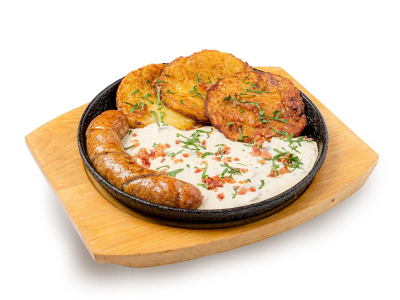 Драники с домашней колбаской и грибной мачанкой