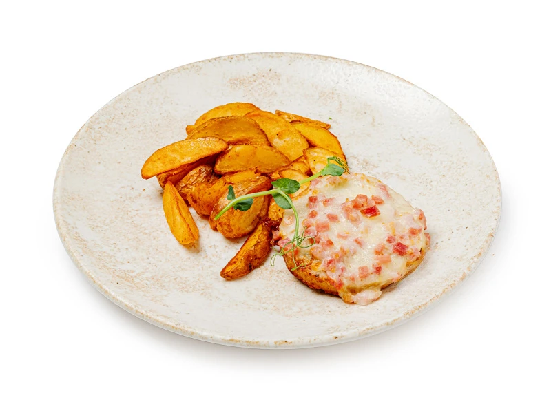 Запеченная котлета с ветчиной и сыром Моцарелла с выбором гарнира