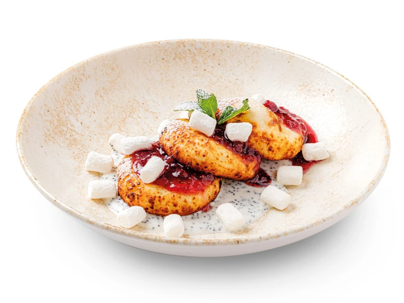 Сырники с малиновым вареньем и маковым соусом