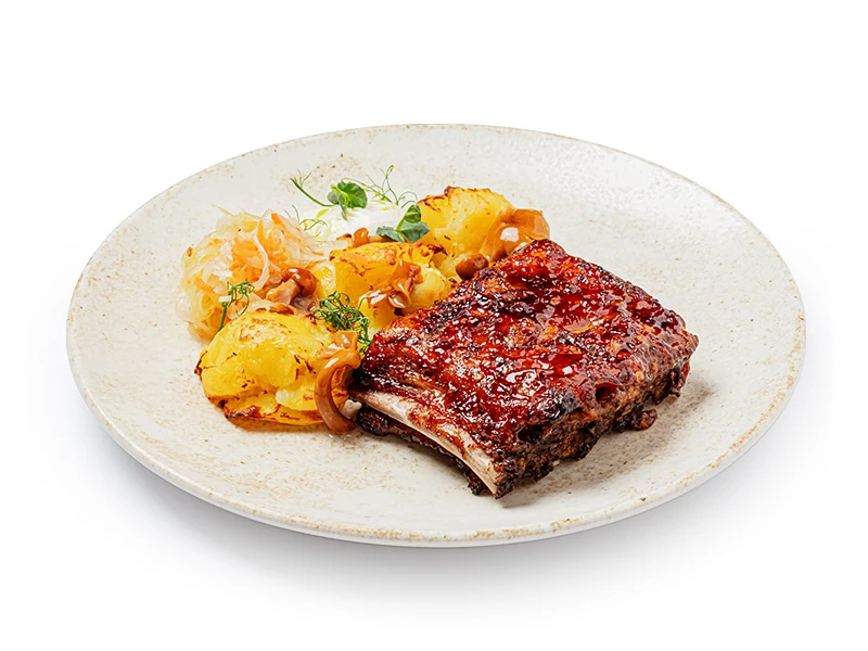 Ребрышки с мятым картофелем, соусом из хрена и опятами