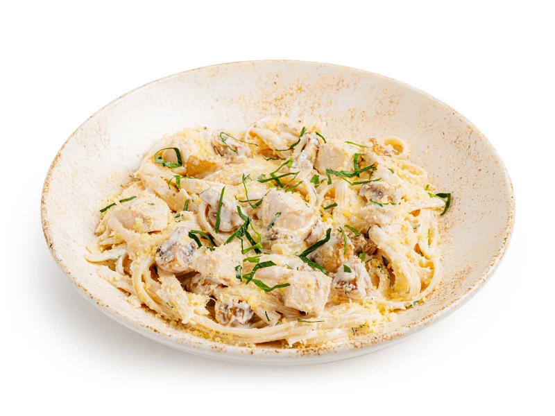 Паста с цыпленком, грибами и трюфельным соусом