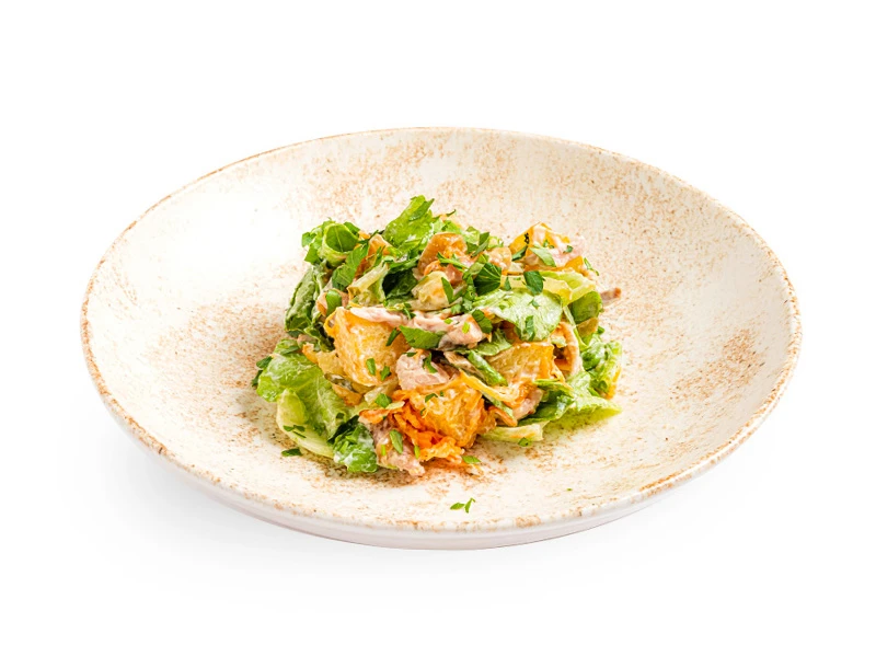 Салат со свининой и соусом из хрена