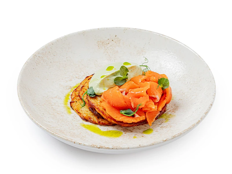 Драники с лососем и зеленым соусом