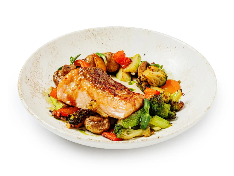 Стейк из лосося с печеными овощами