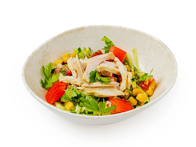 Салат с индейкой, овощами и кукурузой